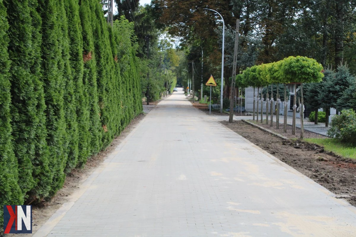 Łódź, utwardzanie ulic gruntowych, asfalt na 42 ulicach - widok na roboty drogowe, nowe nawierzchnie na ulicach, które poprawią komfort mieszkańców, zbliżające się zakończenie prac na ulicy Ro