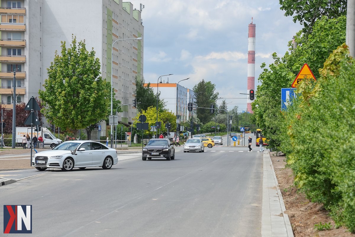 "Zdjęcie przedstawiające ruch samochodowy na ul. Zakładowej w Widzewie, z oznaczeniem zamknięcia drogi. W niedzielę 17 maja kierowcy będą mogli ponownie przejechać odcinkiem od Hetmańskiej do Transmisyjnej, co zlikwiduje utrudnienia dla mieszkańców Olechowa."