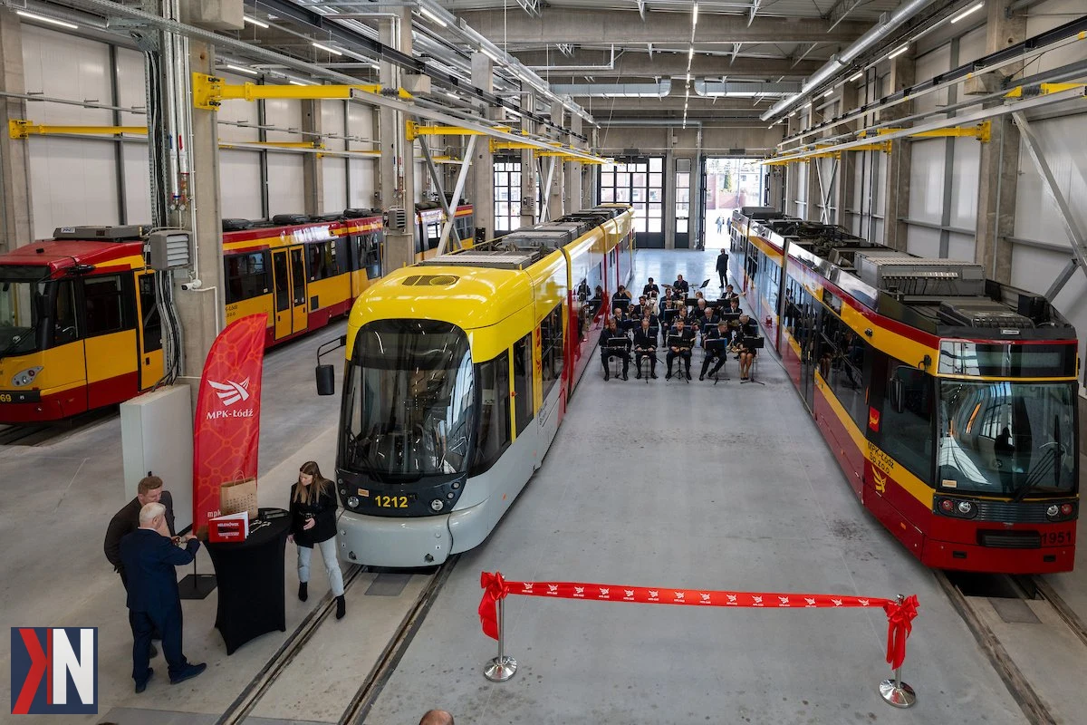 "Nowoczesny Zakład Techniki MPK Łódź na Helenówku - widok na nową infrastrukturę na terenach dawnej zajezdni przy ul. Zgierskiej. Otwarcie zakładu symbolizuje postęp technologiczny i rozwój komunikacji miejskiej w Łodzi."
