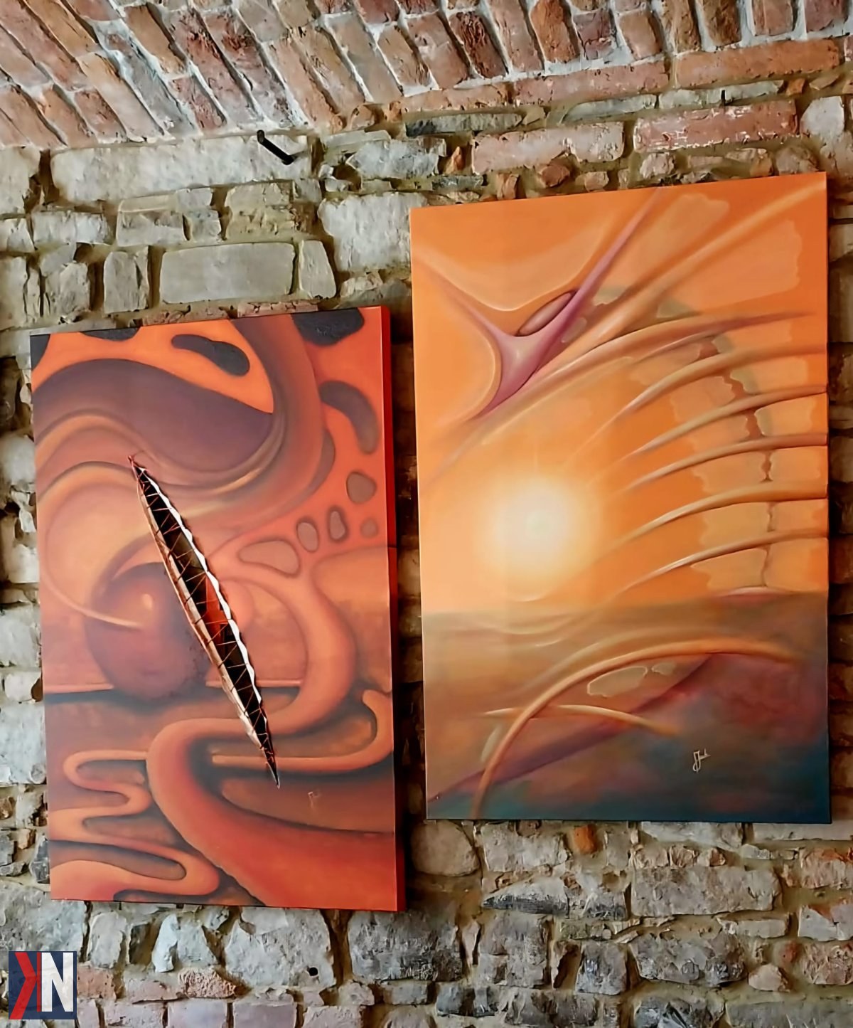 "Stylowy miszmasz Color Art Poland w malowniczej Lanckoronie, łączący malarstwo i modę, otoczony urokliwymi drewnianymi domami i brukowanym rynkiem, tworzy harmonijną atmosferę świętojańskiej energii."