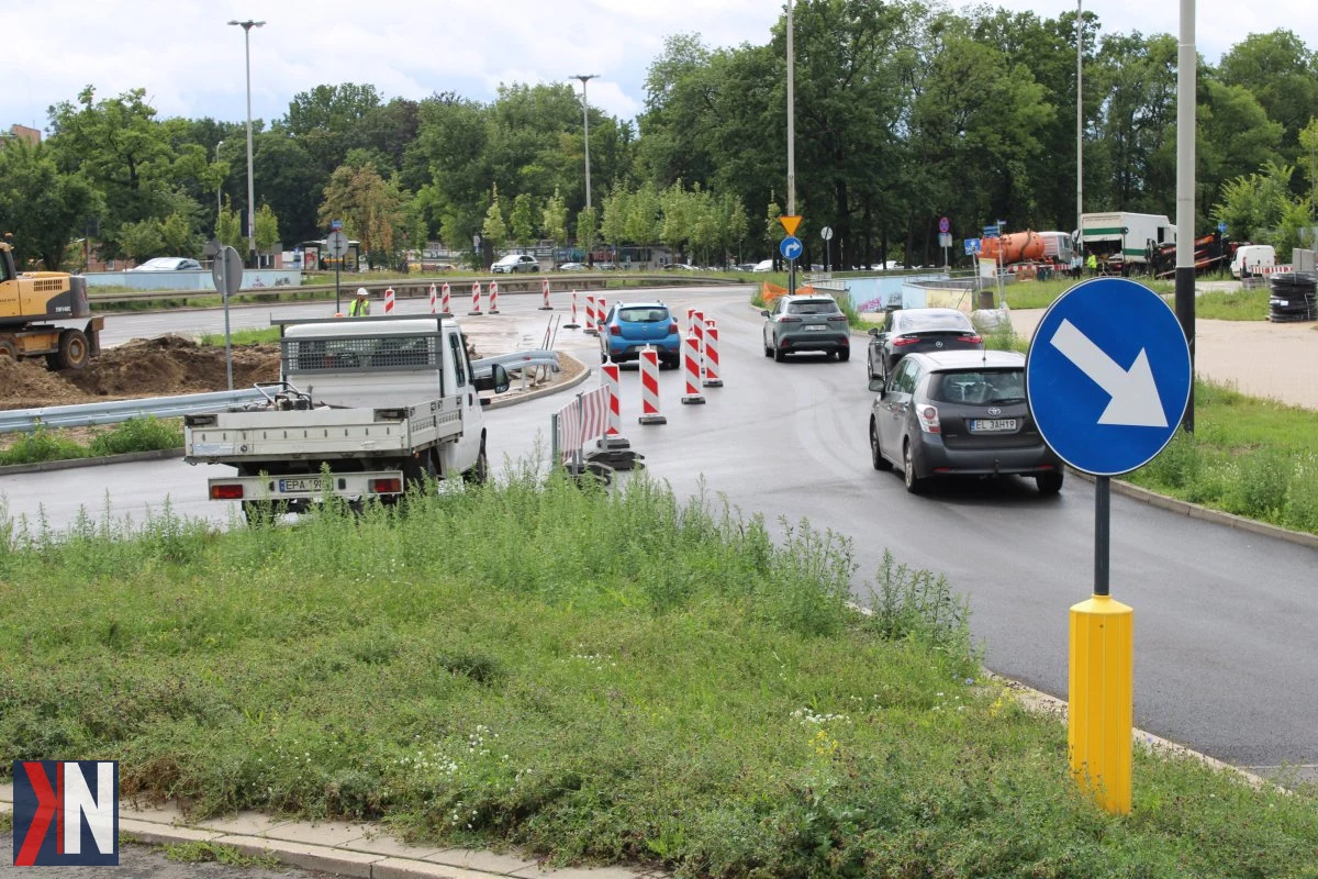 "Budowa komory suchej K5 przy Atlas Arenie - zdjęcie przedstawiające postęp prac budowlanych oraz zagospodarowanie terenu. Inwestycja wkracza w nowy etap, a kierowcy kierujący się w stronę Retkini muszą być przygotowani na zmiany w ruchu."