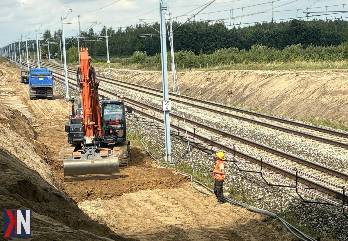 Budowa nowej stacji kolejowej w Białej Rawskiej na Centralnej Magistrali Kolejowej - miasto wychodzi z cienia. Obraz przedstawia prace budowlane, które mają na celu poprawę dostępu do transportu kolejowego i rozwój lokalnej infrastruktury.