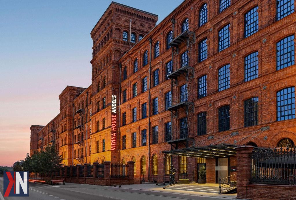 "Zdjęcie prezentujące Andel’s Hotel Łódź, ikonę nowoczesnej architektury i premium hotelarstwa, symbolującą sukces rewitalizacji Łodzi i jej ambicję na międzynarodowym rynku turystycznym. Artykuł porusza wyzwania, z jakimi borykają się europejskie grupy hotelowe, w tym Andel’s, wobec pękającego rynku."