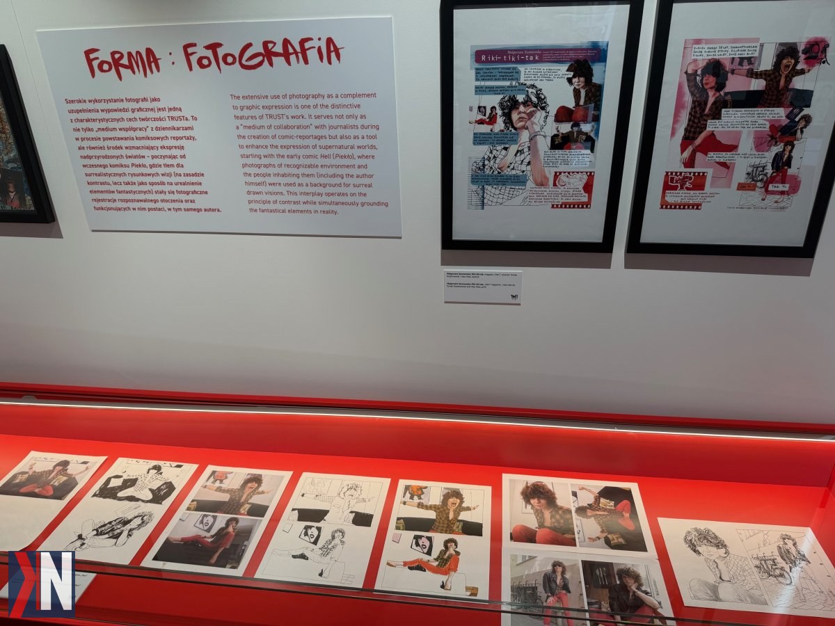 "Zdjęcie z wystawy 'TRUST the process' w Centrum Komiksu i N w Łodzi, ukazujące ostatnie dni ekspozycji. Na zdjęciu widać różnorodne prace artystów oraz interakcje zwiedzających, które podkreślają unikalny charakter tej niezwykłej wystawy."