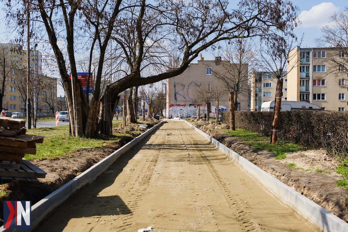 "Nowe trasy rowerowe w Łodzi - wizualizacja inwestycji obejmującej pięć tras o długości 10 km, poprawiających infrastrukturę rowerową w mieście, w tym ulice Unii Lubelskiej, Dąbrowskiego i Puszkina oraz połączenia z Konstanem."
