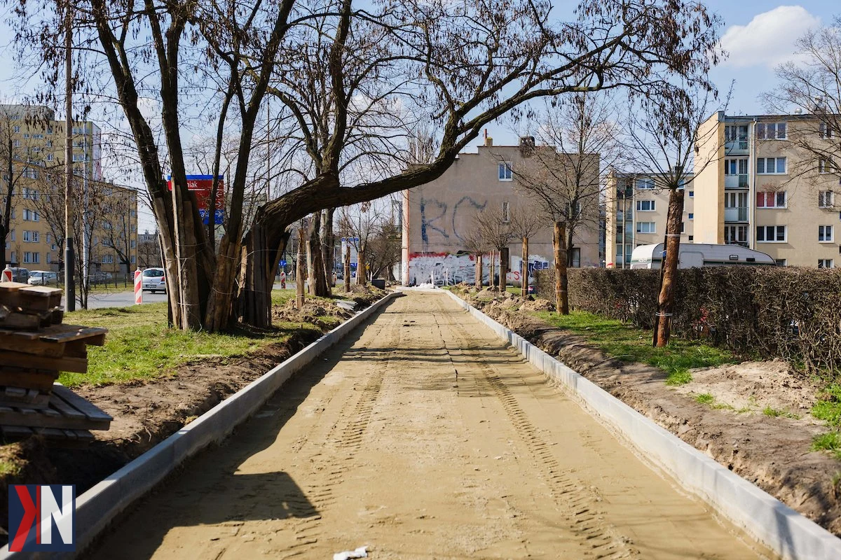 "Nowe trasy rowerowe w Łodzi - wizualizacja inwestycji obejmującej pięć tras o długości 10 km, poprawiających infrastrukturę rowerową w mieście, w tym ulice Unii Lubelskiej, Dąbrowskiego i Puszkina oraz połączenia z Konstanem."