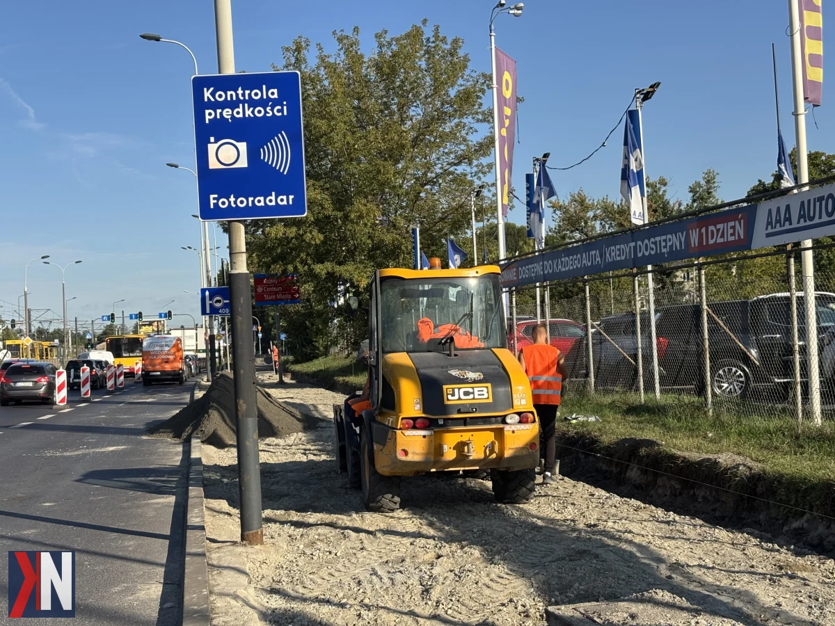 Remont drogi rowerowej w Łodzi na alei Włókniarzy – widok na usuwanie kostki brukowej z trasy, istotnej dla rowerzystów. Modernizacja odcinka od ulicy Legionów do Srebrzyńskiej gwarantuje lepsze warunki dla korzystających z rowerów.