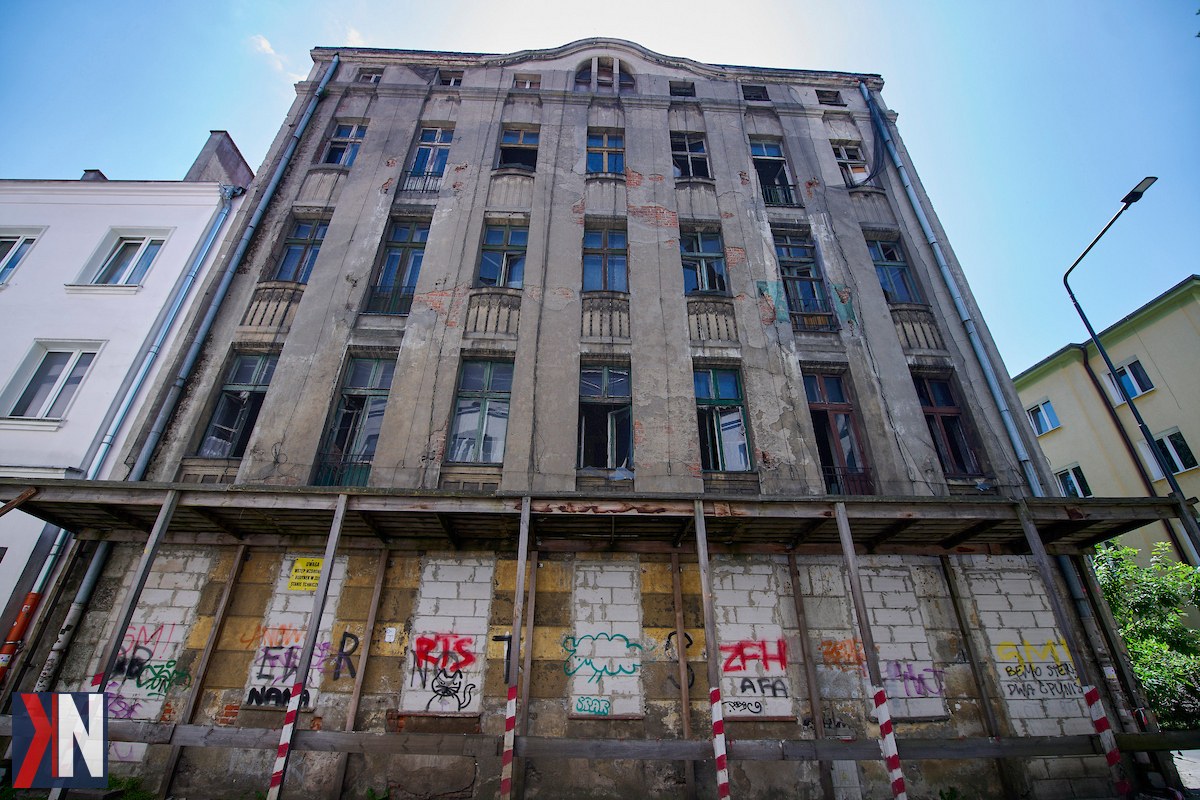 "Wyremontowana ulica Drewnowska na łódzkim Starym Mieście, z nową nawierzchnią, chodnikami i świeżym wyglądem, czeka na rewitalizację ostatniej kamienicy, podkreślającej rozwój i odnowę lokalnej architektury."
