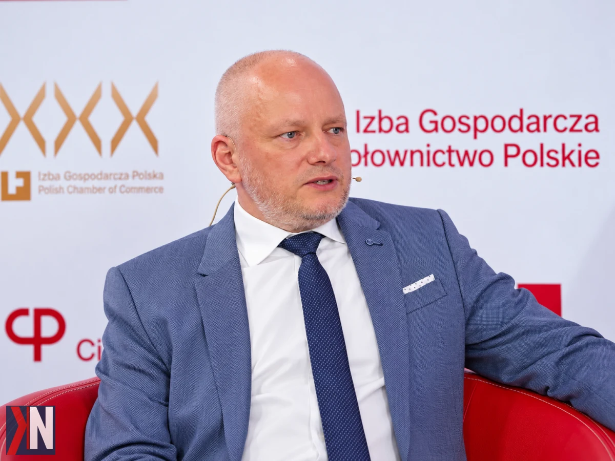 Paweł Uznański, prezes Elektrociepłowni Piotrków, omawia wyzwania związane z wykorzystaniem gazu jako paliwa oraz nadchodzące inwestycje w rozwój elektrociepłowni, które mają na celu zwiększenie efektywności i wsparcie transformacji energetycznej.