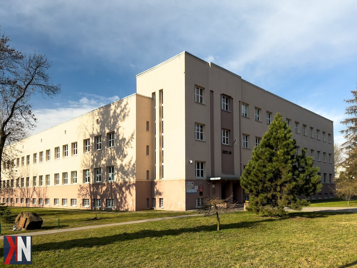 "Ekoremonty w łódzkich szkołach - wizualizacja inwestycji w sześciu placówkach oświatowych, w tym szkołach podstawowych i przedszkolach, które mają na celu poprawę warunków edukacyjnych w Łodzi."