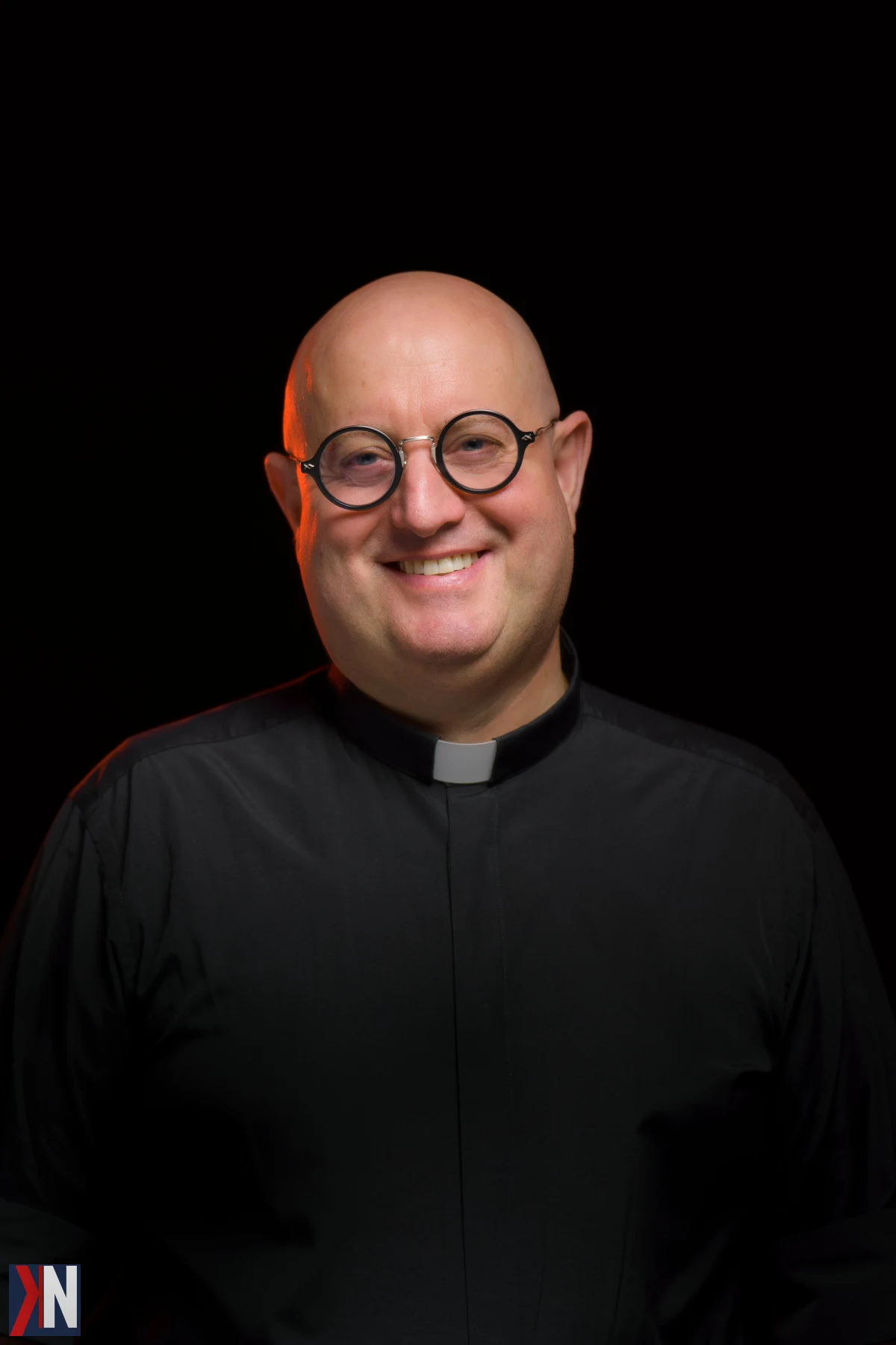 Padre Guilherme, katolicki ksiądz i DJ, występuje na scenie Atlas Areny w Łodzi, łącząc techno z muzyką sakralną przed tłumem zachwyconych fanów. Jego niepowtarzalne widowisko przyciąga tysiące ludzi, tworząc niezwykłą atmosferę duchowego i muzycznego uniesienia.