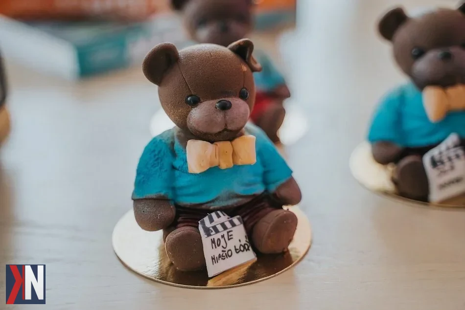 "Miś Uszatek w formie pysznego deseru z pracowni Cocoar - jedna z ikon Łodzi Filmowej, ze swoim charakterystycznym klapniętym uszkiem i spokojnym spojrzeniem, zachwyca nie tylko na ekranie, ale również na talerzu. Deser w starannie dopracowanych detalach to prawdziwa uczta dla oczu i podniebienia."