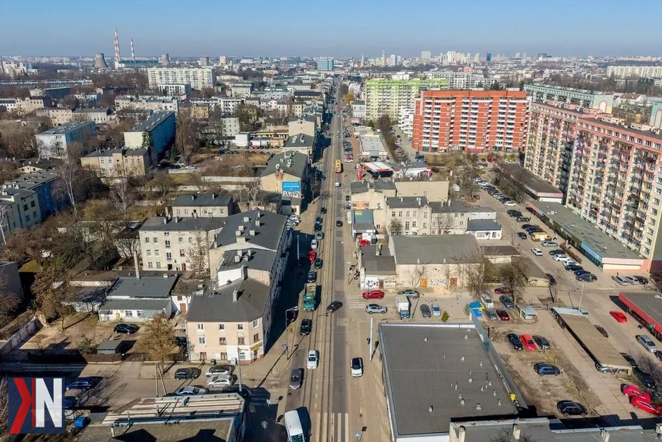 "Zamknięta ul. Rzgowska w Łodzi - rozpoczęcie remontu, widok na prace drogowe, znak zakazu wjazdu, w tle zarys miasta"