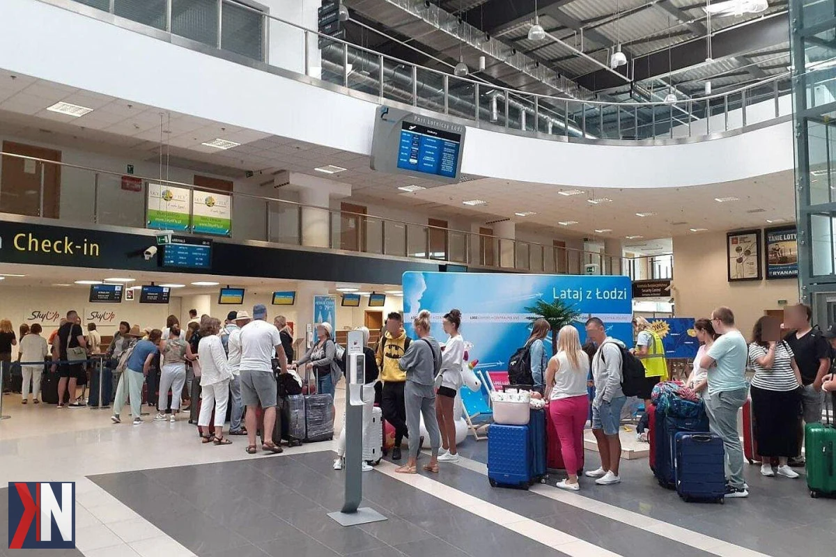 Zdjęcie przedstawia biuro podróży w Łodzi, w tle mapa z nowymi kierunkami wakacyjnymi na lato 2027. Artykuł informuje o rozszerzonej ofercie lotów z Łodzi do popularnych kurortów, zapewniając podróżnym nowe możliwości spędzenia wakacji.